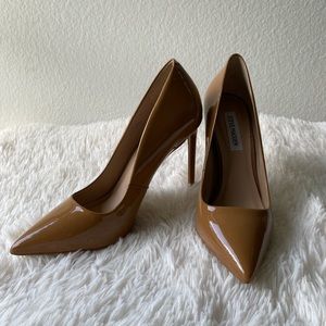 Steve Madden Vala pump Camel patent